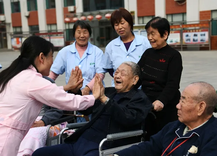 Trung Quốc mở rộng hệ thống chăm sóc người cao tuổi - Ảnh 1.