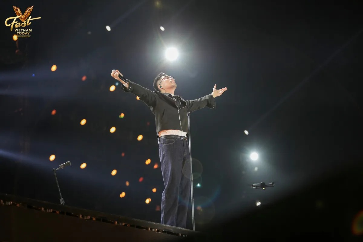 Vũ. mang loạt hit biến sân khấu V Fest thành “biển đồng ca” của 22.000 khán giả - Ảnh 2.