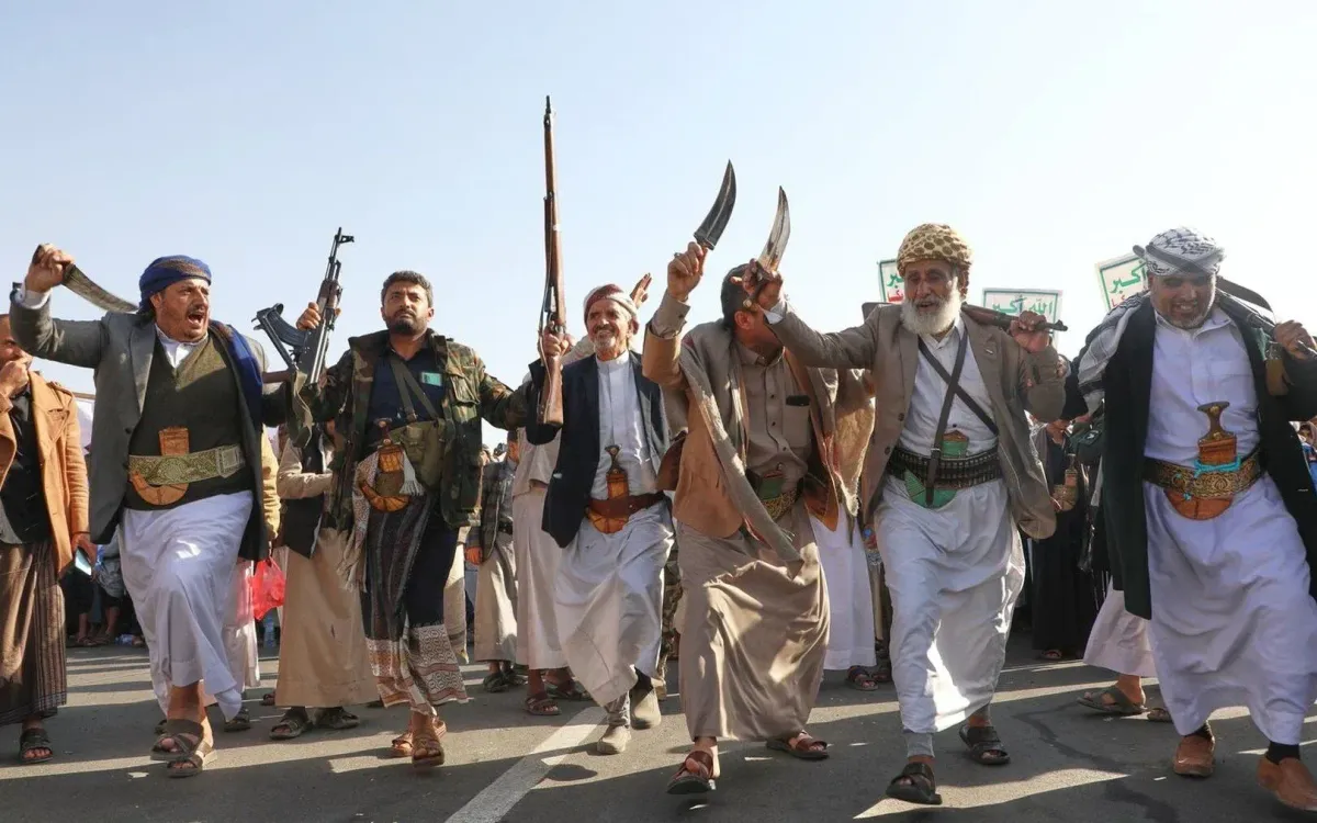 Những người ủng hộ Houthi tại Sanaa, Yemen nhảy múa ăn mừng về thỏa thuận ngừng bắn Israel - Hamas hôm 10/10/2025 (Ảnh: AP)