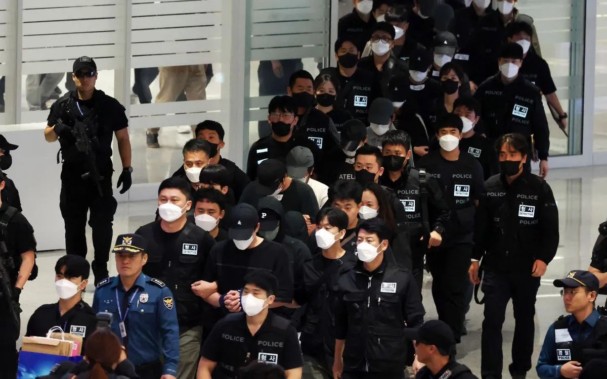 Việc đưa 64 công dân liên quan đến hoạt động lừa đảo tại Campuchia hồi hương đánh dấu chiến dịch dẫn độ lớn nhất của Hàn Quốc từ một quốc gia duy nhất (Ảnh: Yonhap)