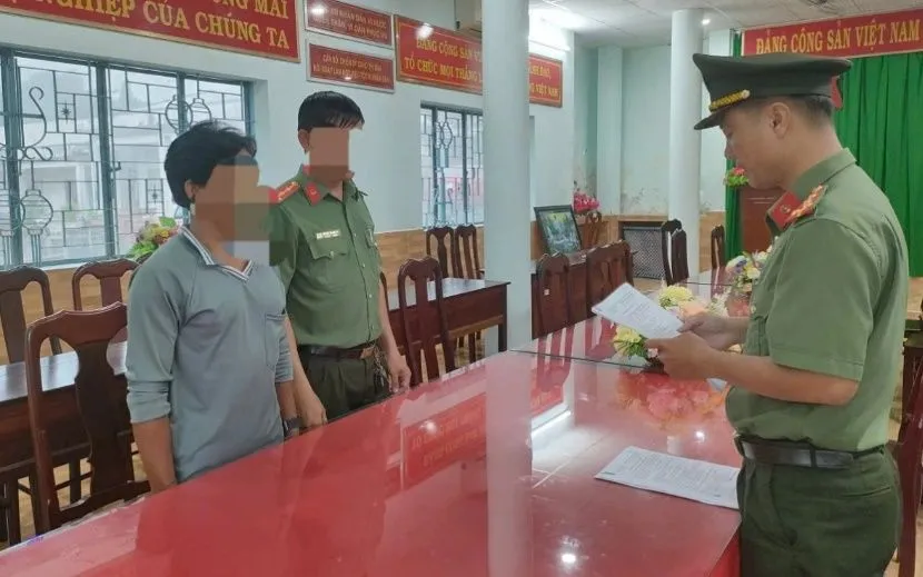 Điều tra viên tống đạt Quyết định khởi tố vụ án, khởi tố bị can, thực hiện lệnh bắt bị can để tạm giam đối với Giang Chí Hùng