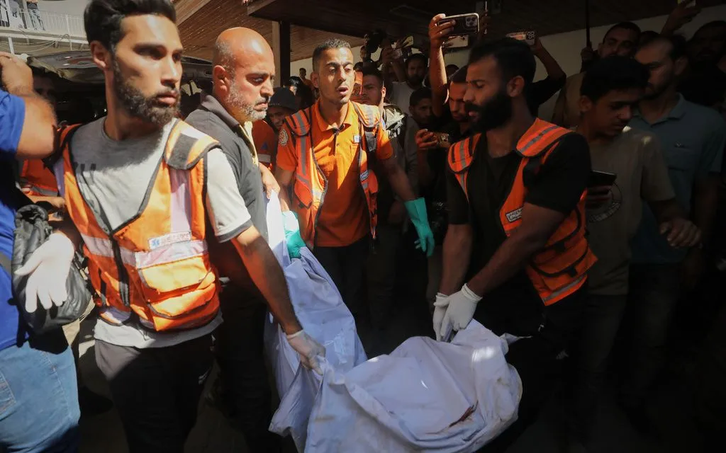 Thi thể của những người Palestine thiệt mạng ở thành phố Gaza, ngày 18/10 (Ảnh: AP)