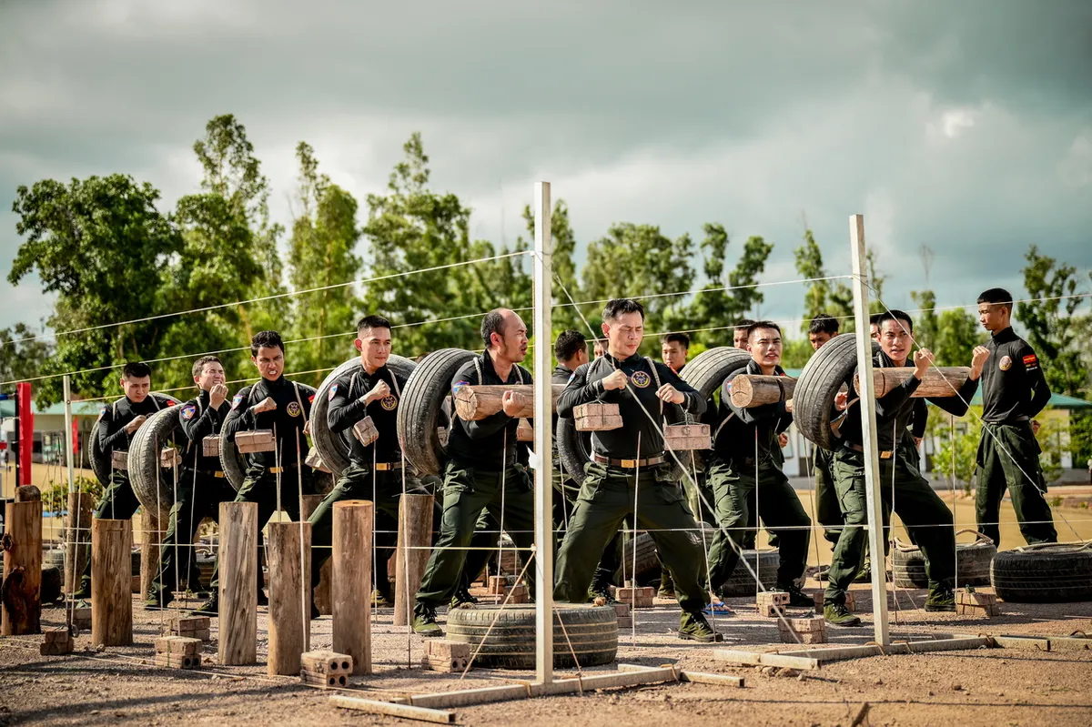 Thử thách leo dây đu tường và nhiệm vụ truy quét khủng bố khiến các Chiến sĩ quả cảm chỉ biết... cầu nguyện - Ảnh 2.