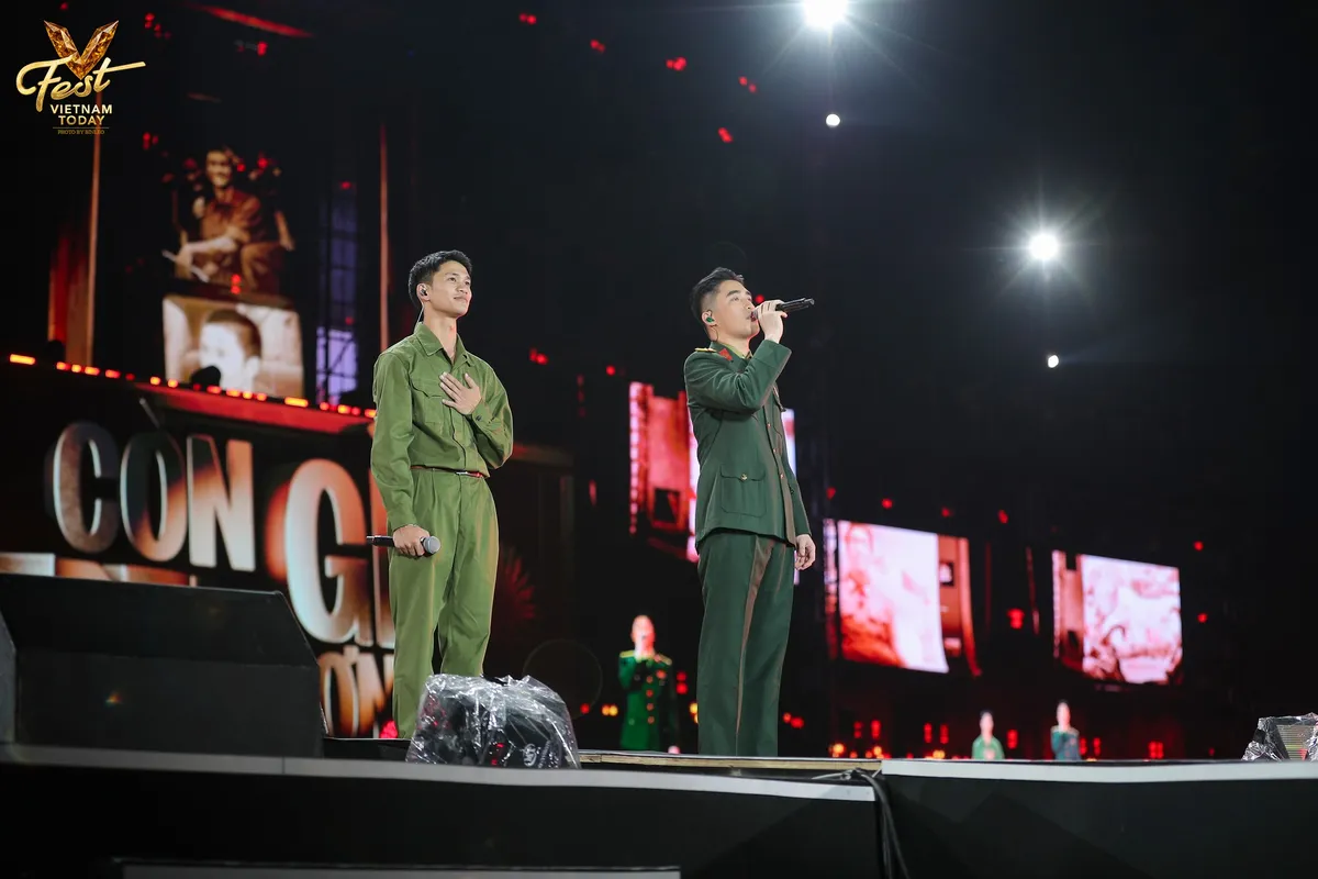 Trọn vẹn màn song ca 'Còn gì đẹp hơn' của Nguyễn Hùng và Vũ.- Ảnh 5.