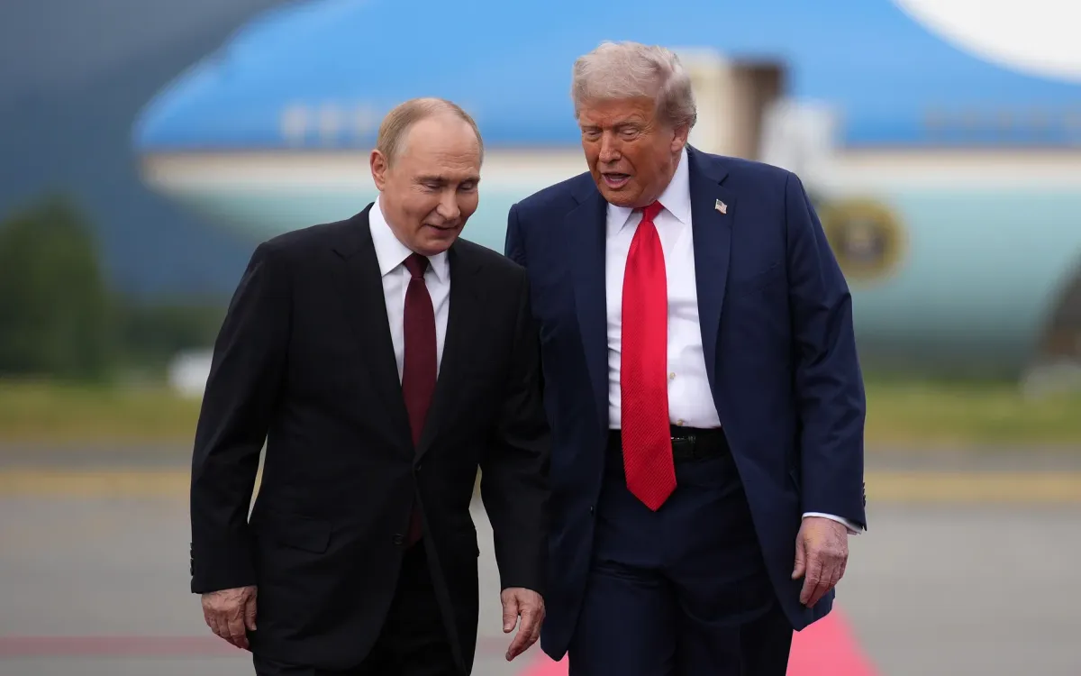 Tổng thống Trump (bên phải) cùng Tổng thống Putin đến Căn cứ chung Elmendorf-Richardson ở Anchorage, Alaska ngày 15/8/2025 để tham gia đàm phán hòa bình nhằm chấm dứt chiến tranh ở Ukraine (Ảnh: Politico/Getty Images)